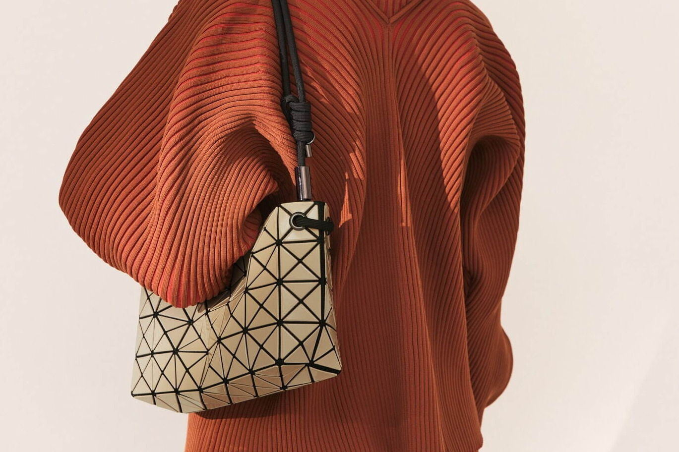 BAO BAO ISSEY MIYAKE新作、フォルムが変化する2WAYショルダーバッグ