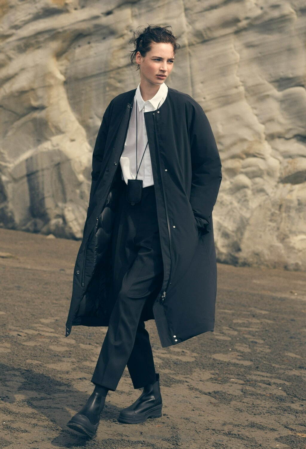 デサント「水沢ダウン」女性向けの新作、初の“ノーカラー”仕様