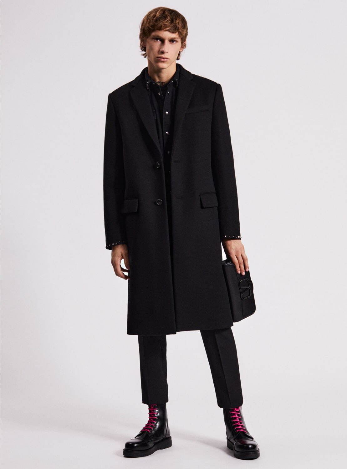 ヴァレンティノ新作メンズウェア、“オールブラック×スタッズ”の