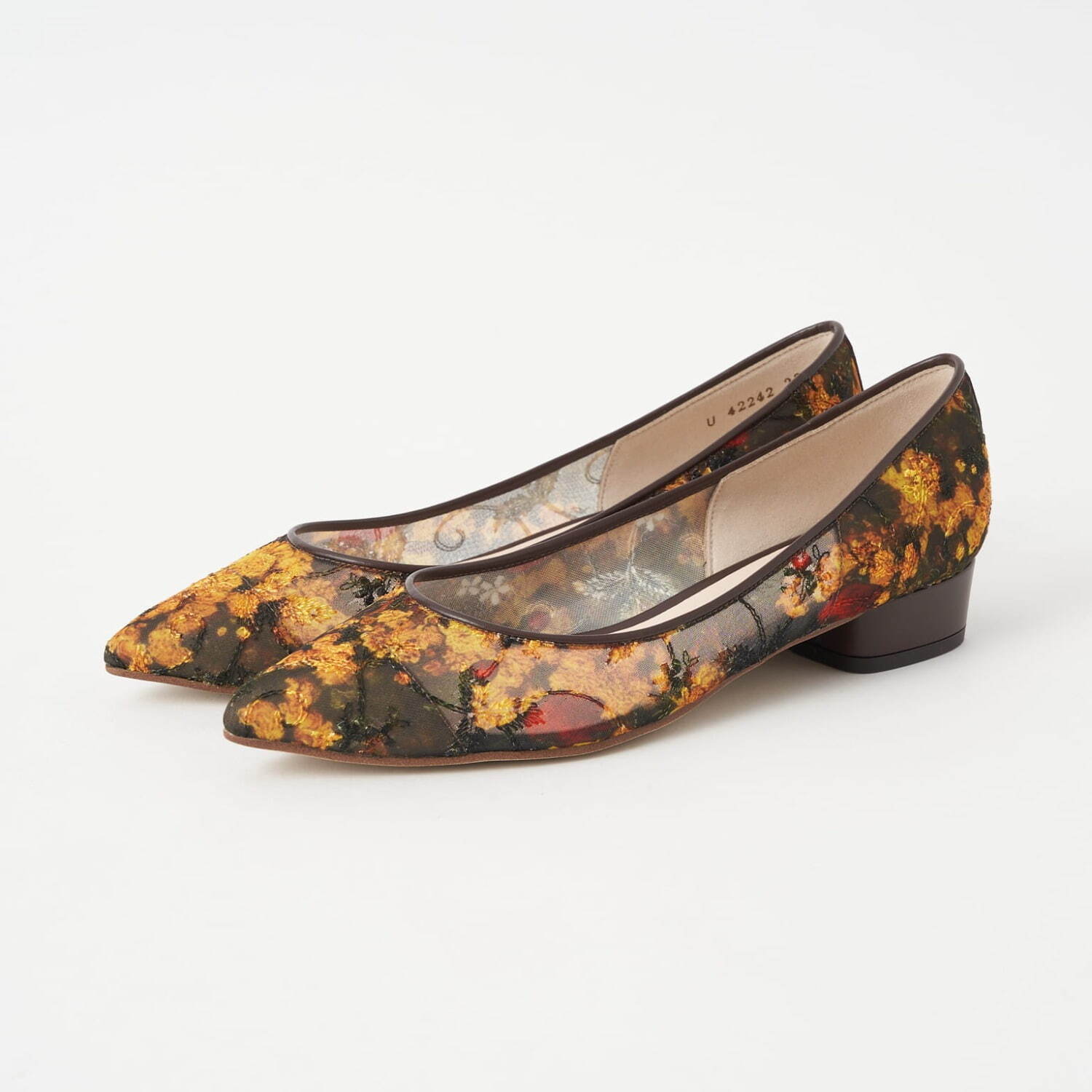 ダイアナ“絵画”パンプスに新作、ミュシャ「花を持つ女性」やルノワール