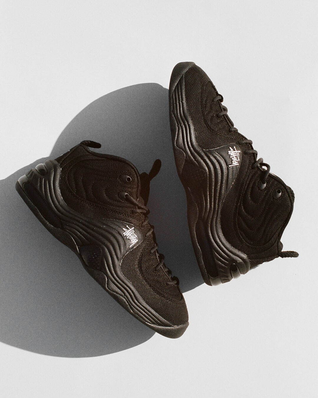 ナイキ×ステューシーのスニーカー「エア ペニー 2」、ロゴ入り異素材