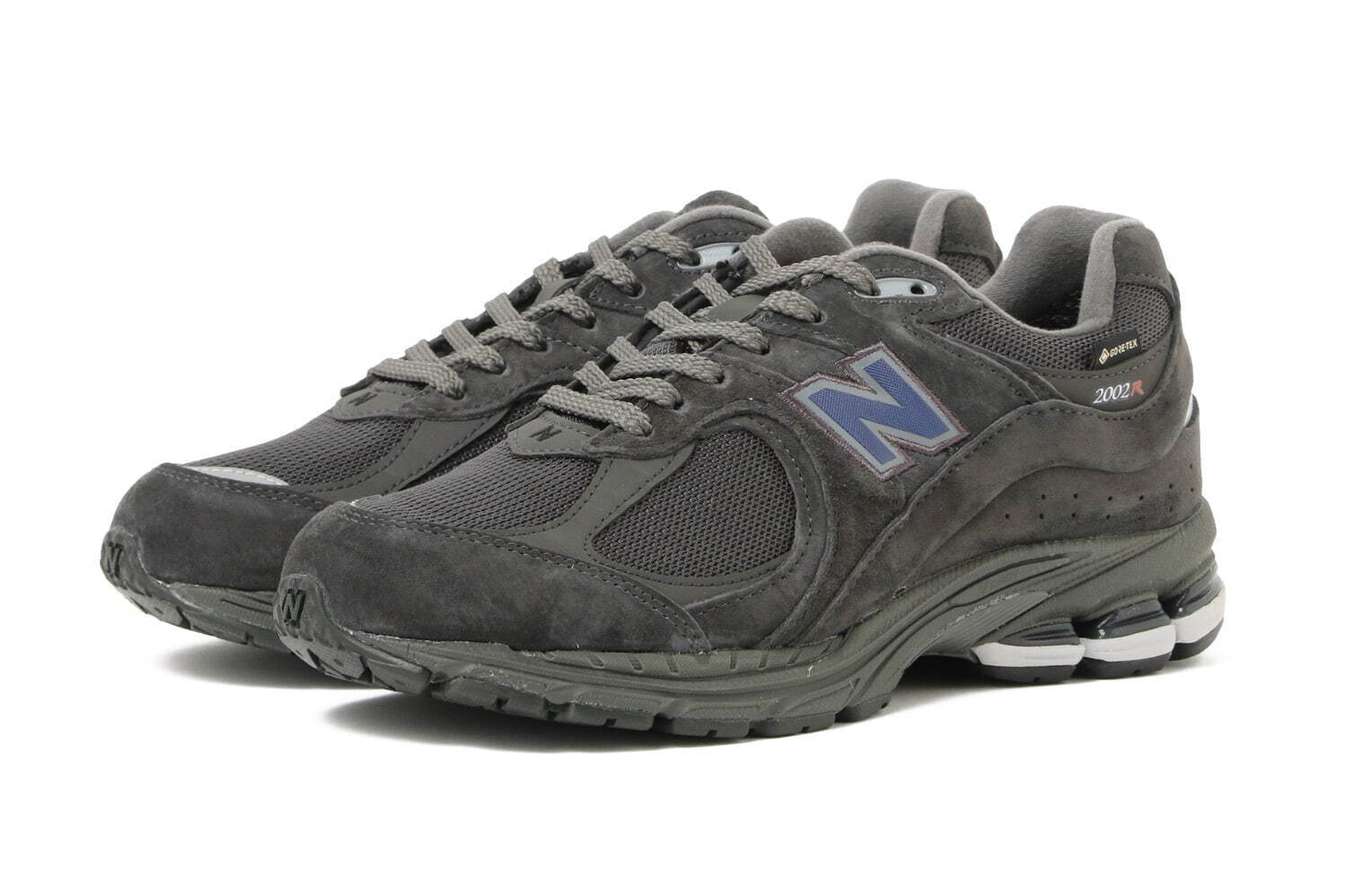 ニューバランスのスニーカー「M2002R」ゴアテックス素材仕様に