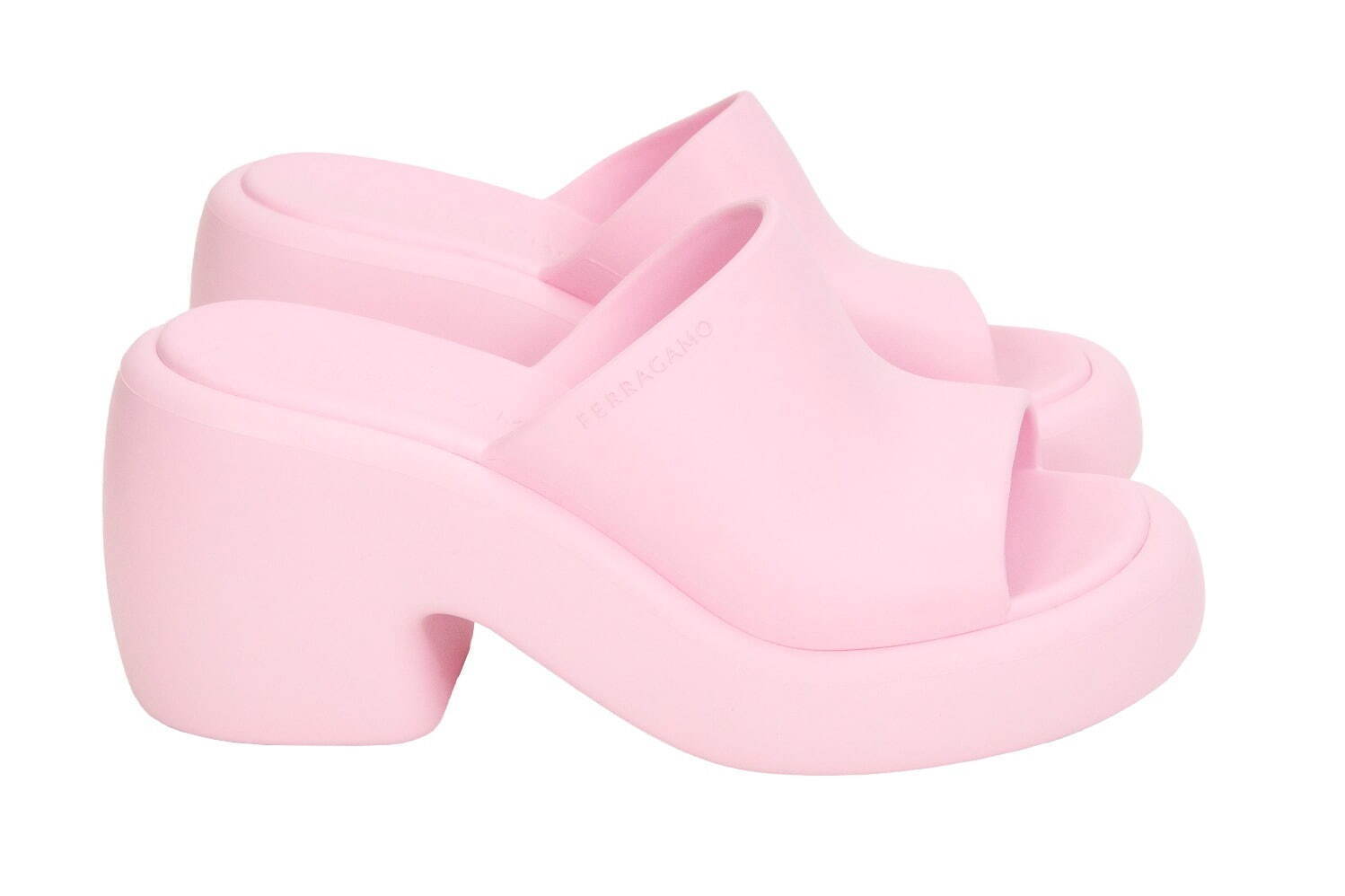 フェラガモ23年新作ラバーサンダル、“ぷっくり”丸みシェイプ＆ピンクや