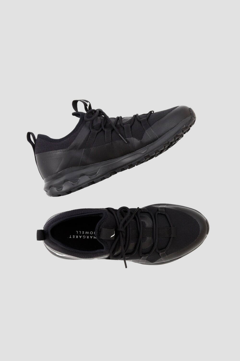 マーガレット・ハウエル×ミズノ新作スニーカー、メッシュアッパーの