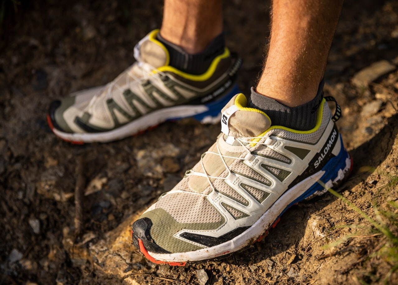 サロモン「XA PRO 3D」新作スニーカー、“左右非対称”カラーの