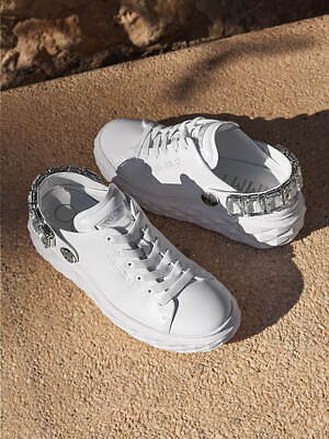 ジミー チュウ24年春スニーカー、“クリスタル付き”2WAYスリッポン