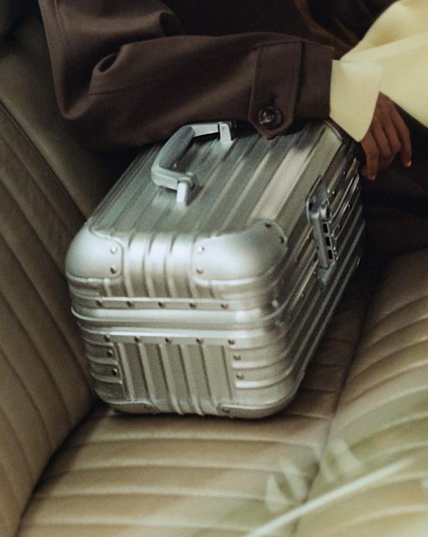 リモワ“手持ち”アルミケース「オリジナル ヴァニティ ケース