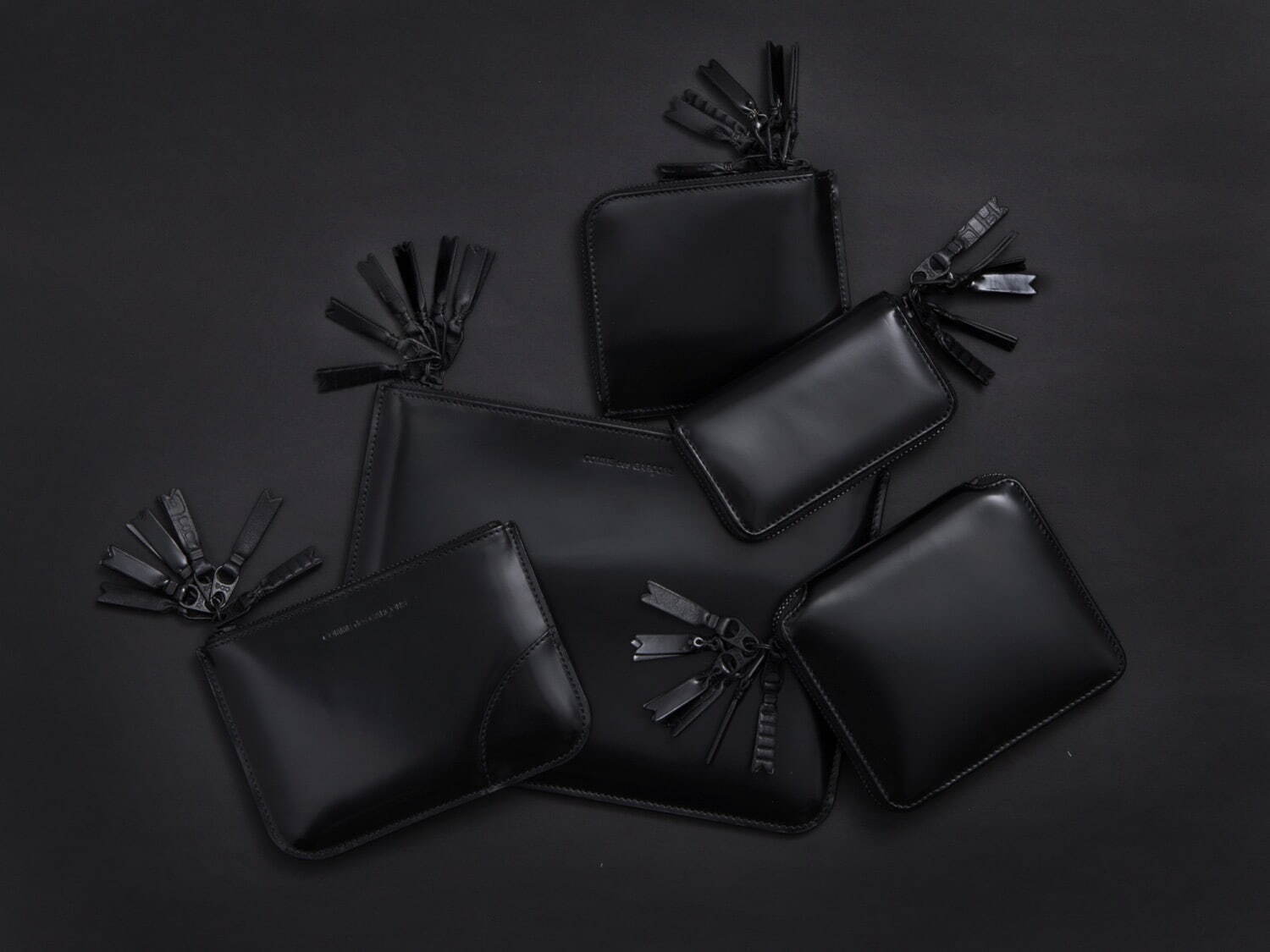 ウォレット・コム デ ギャルソン、オールブラックの“マルチストラップ