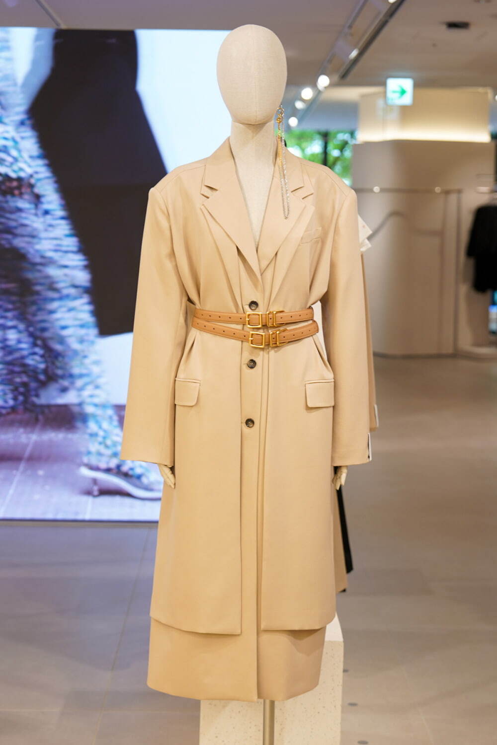 H&M×ロクのウィメンズ＆メンズウェア、二重デザインのトレンチコートや