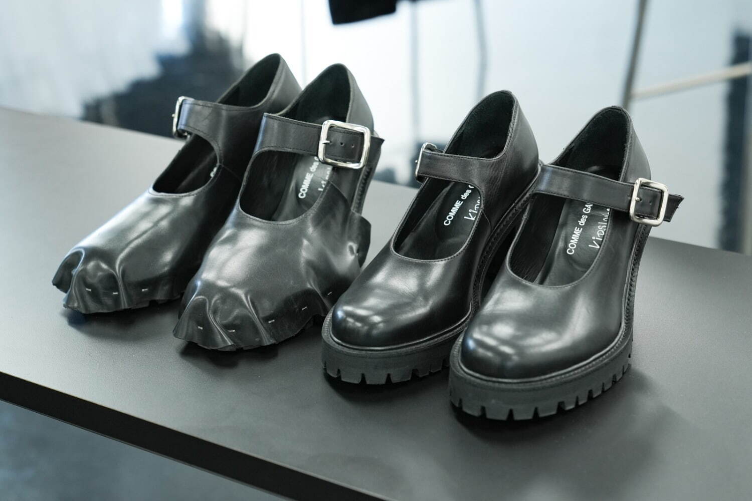 コム デ ギャルソン×キッズ ラブ ゲイトのベルト付きヒールシューズ