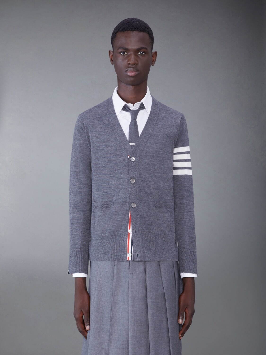 トム ブラウン“4BAR”ストライプのカーディガン、北海道初の期間限定