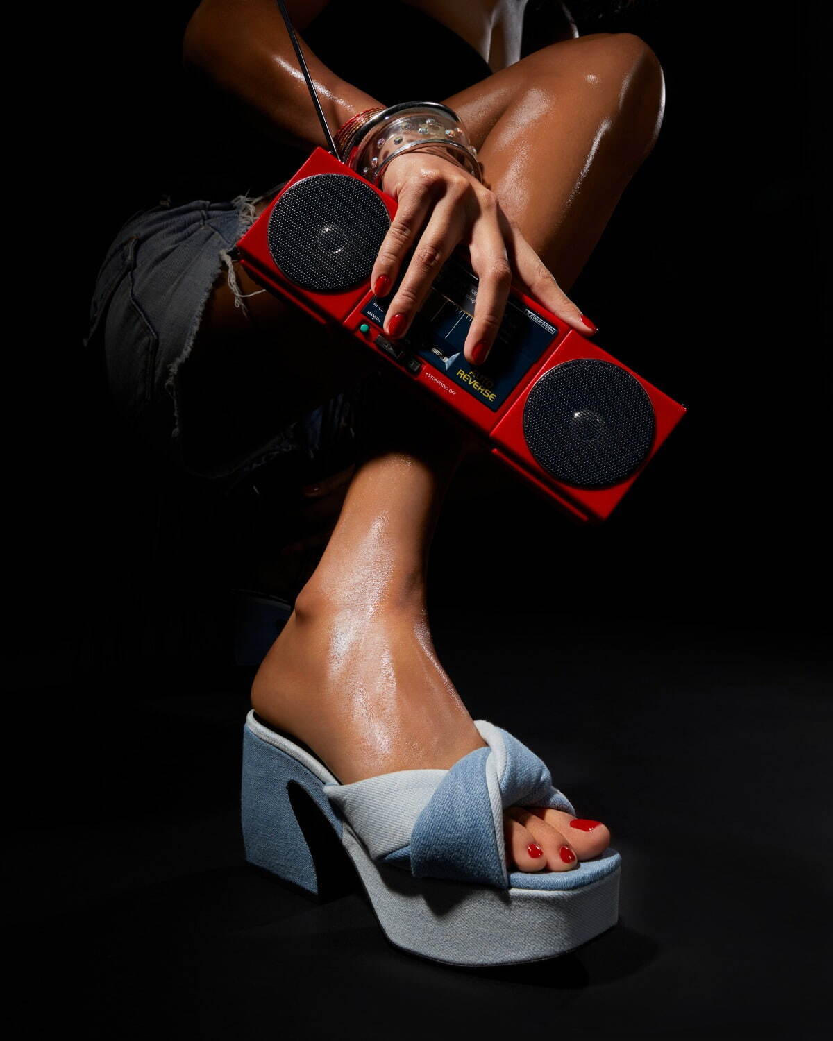 セルジオ ロッシの24年春夏、ツートンカラーのデニムミュール