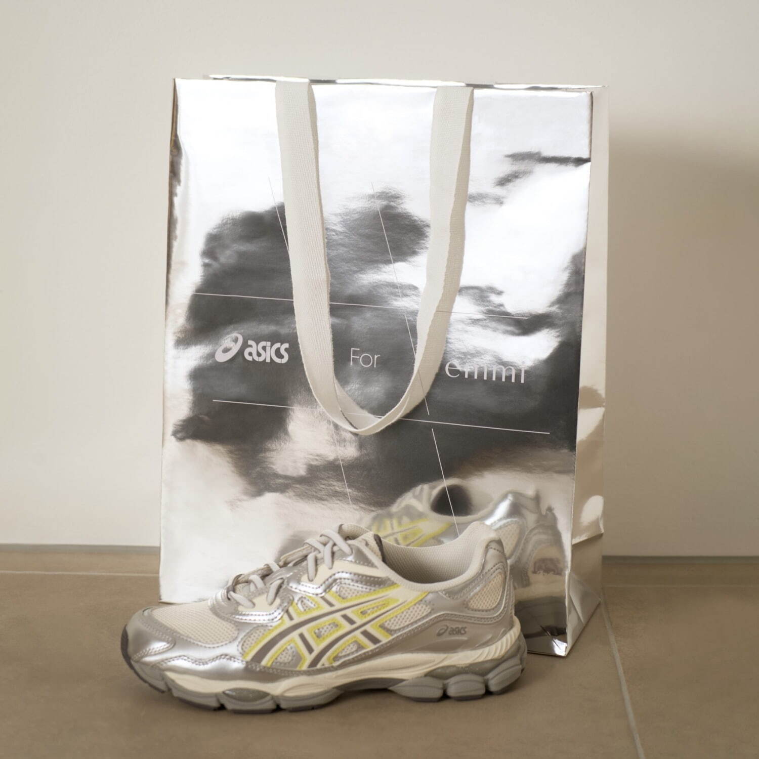 エミ×アシックスのコラボスニーカー「ゲルNYC」メタリックアッパー