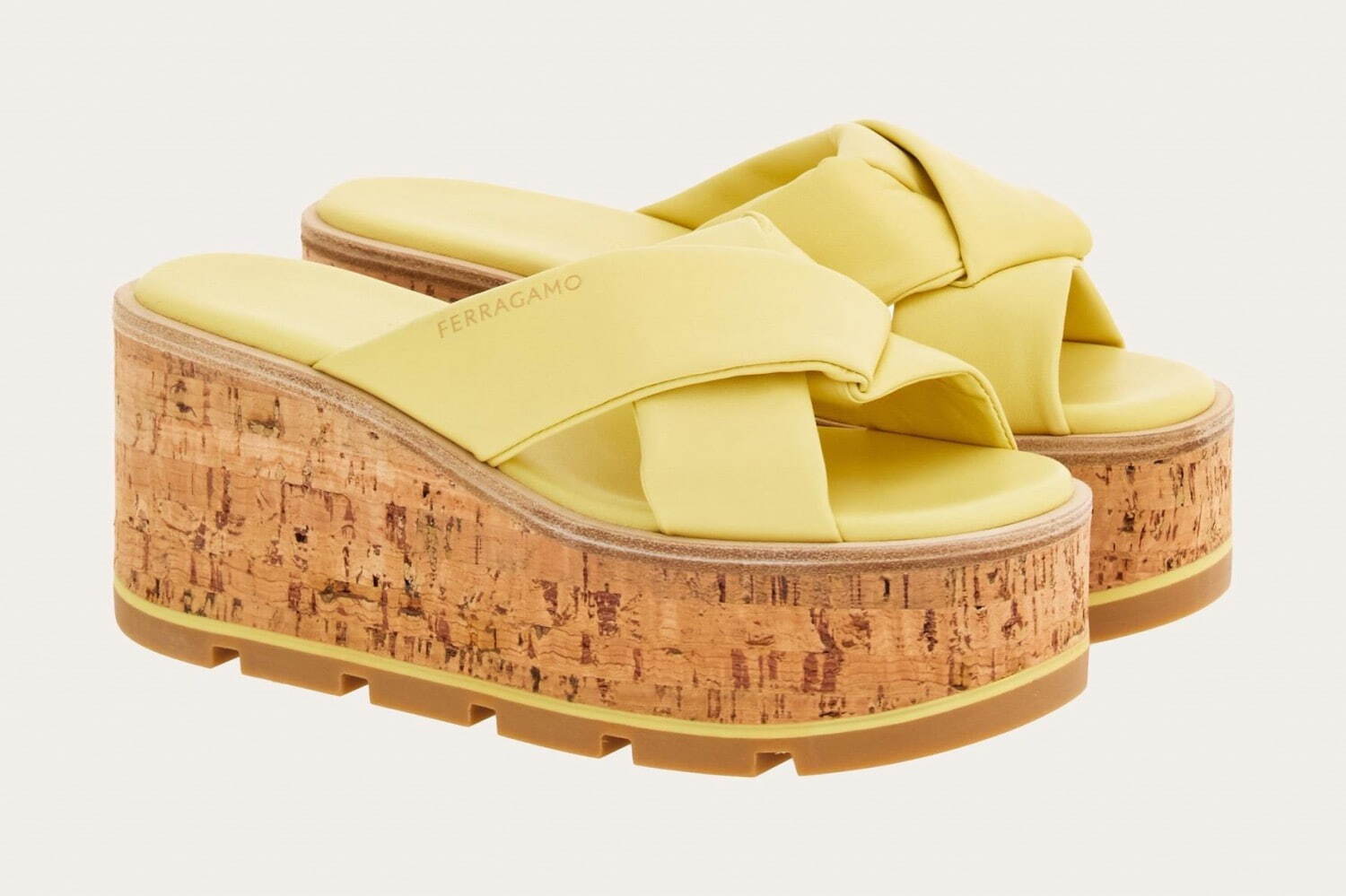 フェラガモのウィメンズサンダル、厚底コルクソールや“ペールトーン