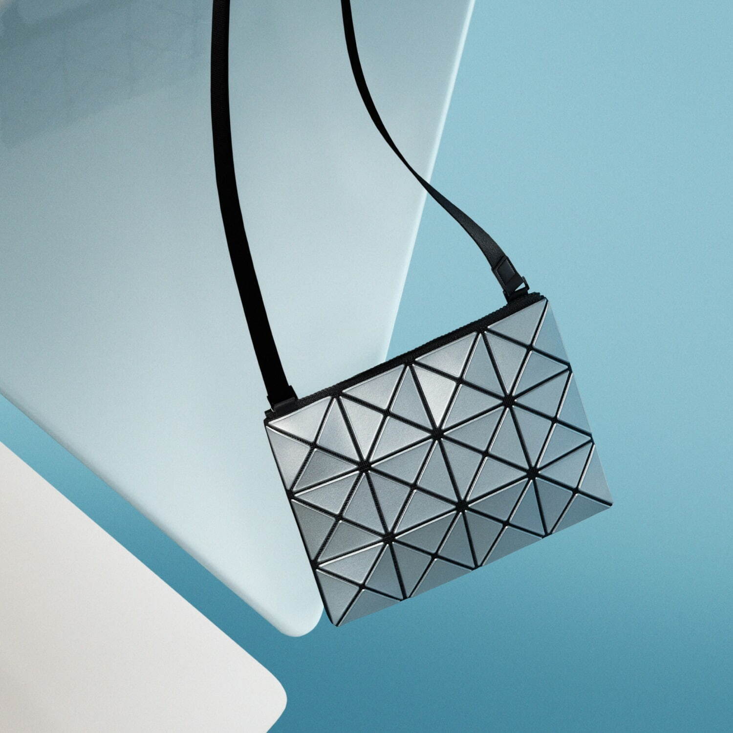 BAO BAO ISSEY MIYAKE24年春夏、メタリック調“縦長三角ピース”のかご型