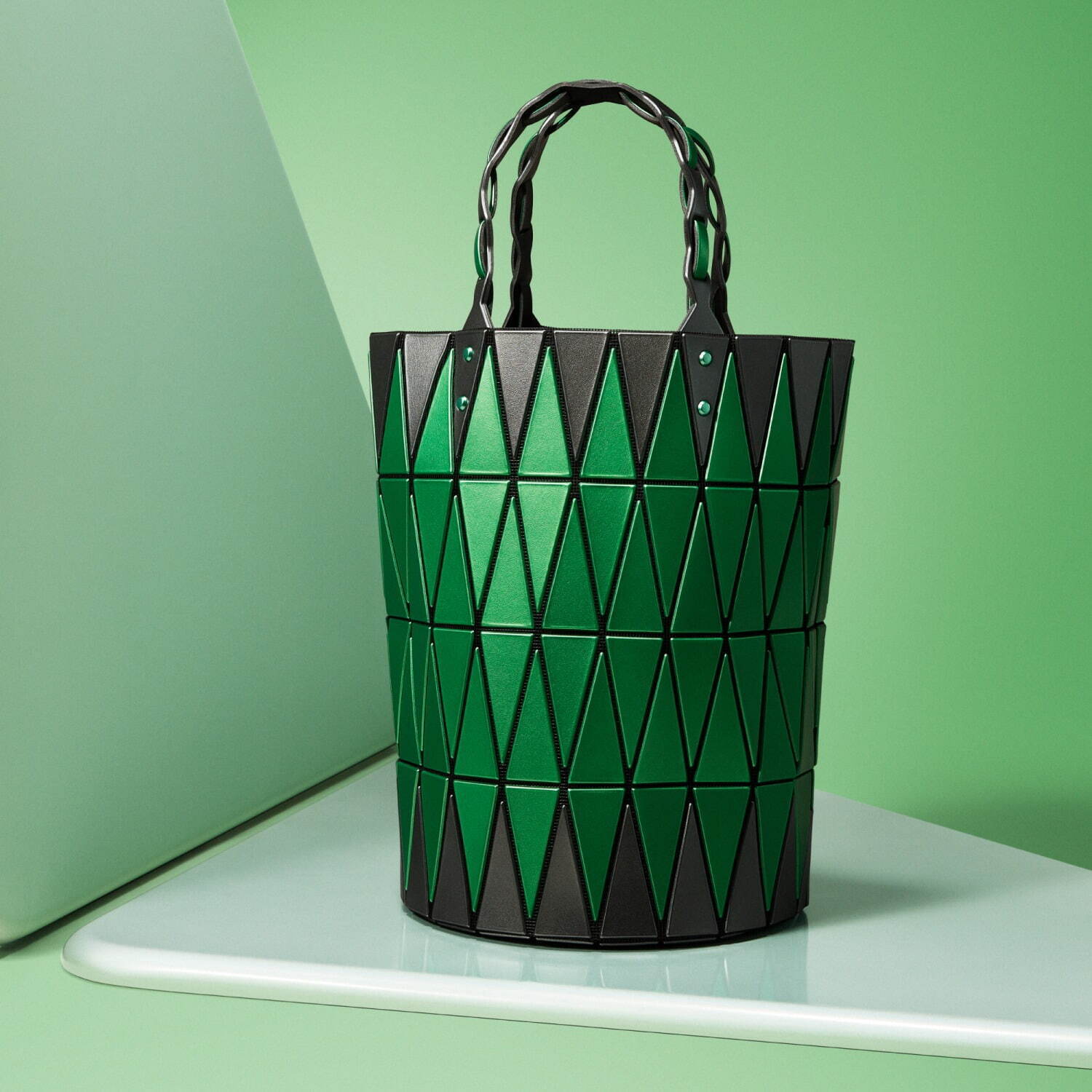 BAO BAO ISSEY MIYAKE24年春夏、メタリック調“縦長三角ピース”のかご型