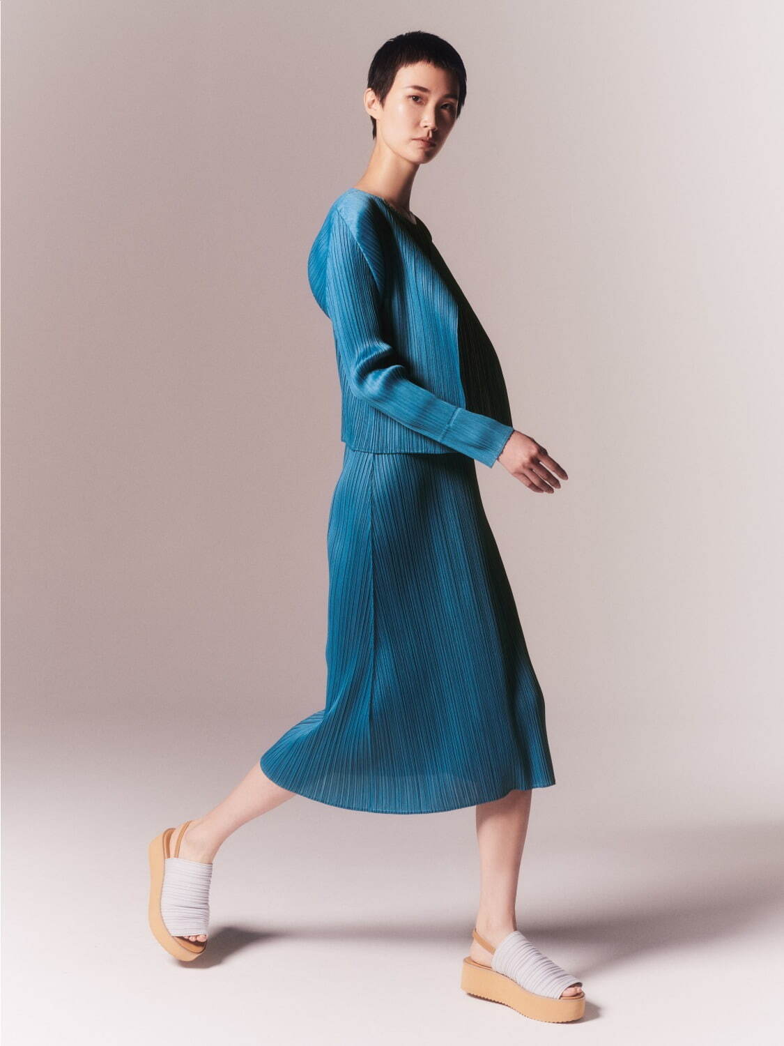 プリーツ プリーズ イッセイ ミヤケの“塩味”着想ウェア、ブルー