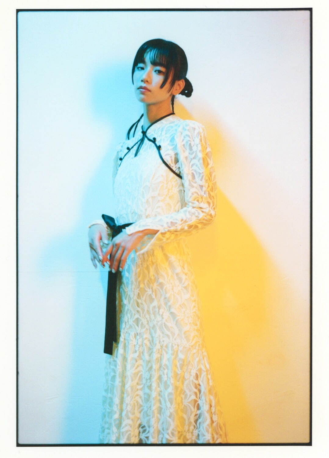 リリー ブラウン×ケイタマルヤマ、総レースのチャイナワンピースや