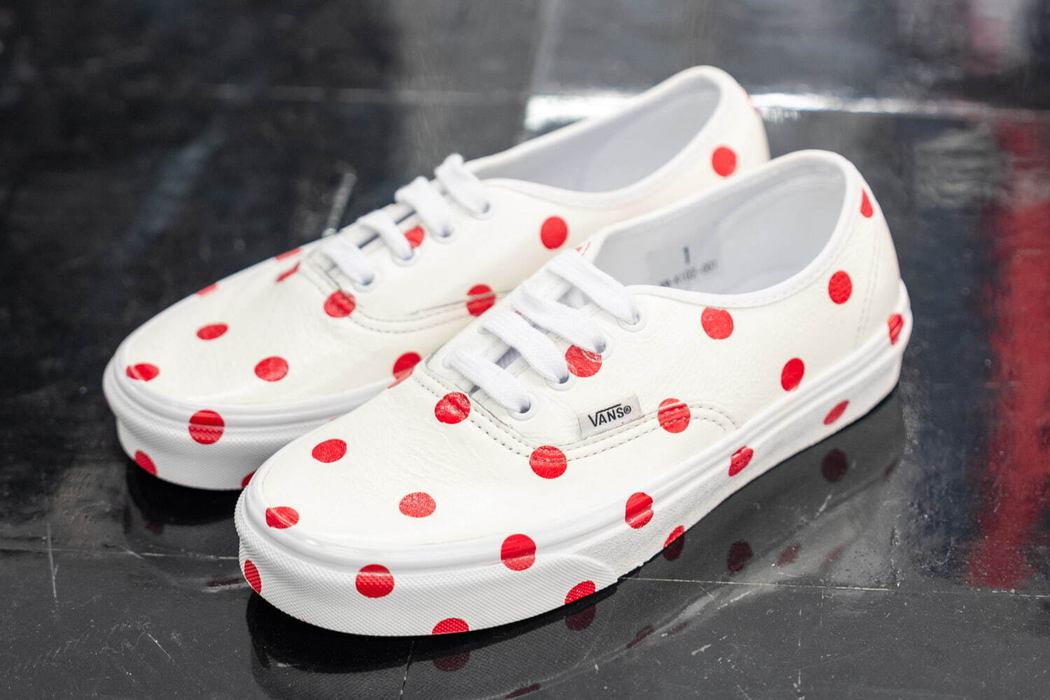 コム デ ギャルソン・ガール×VANS、“赤いドット柄”プリントのコラボ
