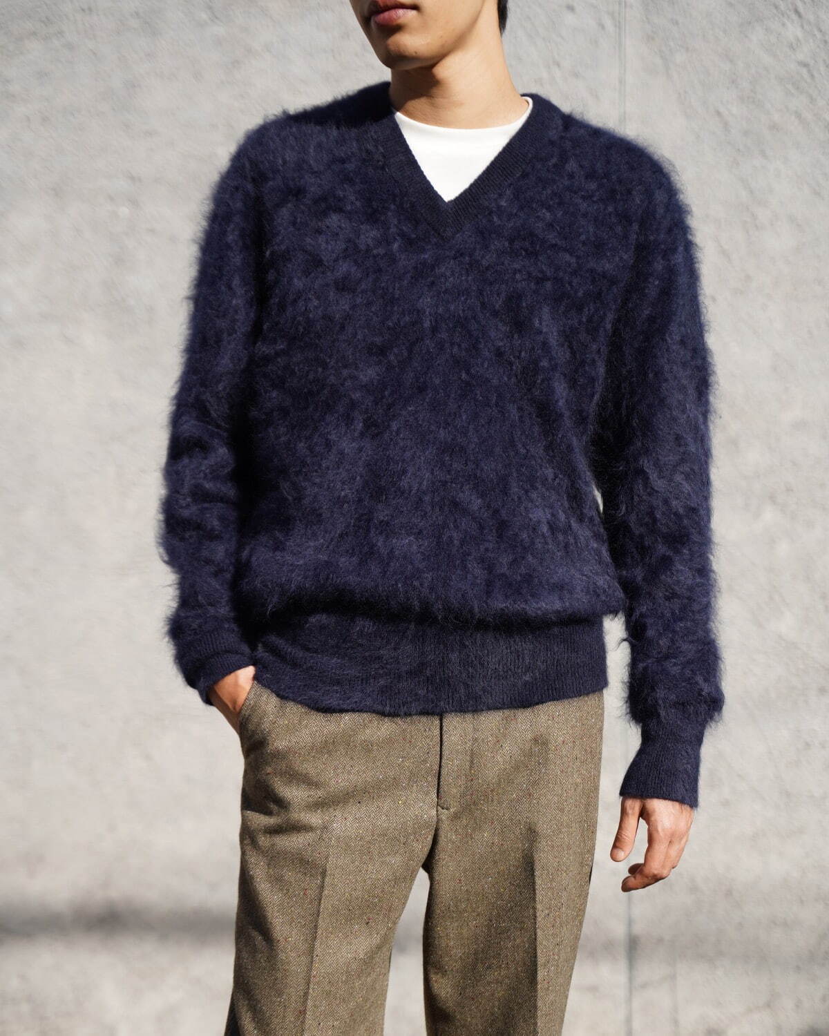 マーティーアンドサンズの1LDK限定Vネックニット、起毛感のある