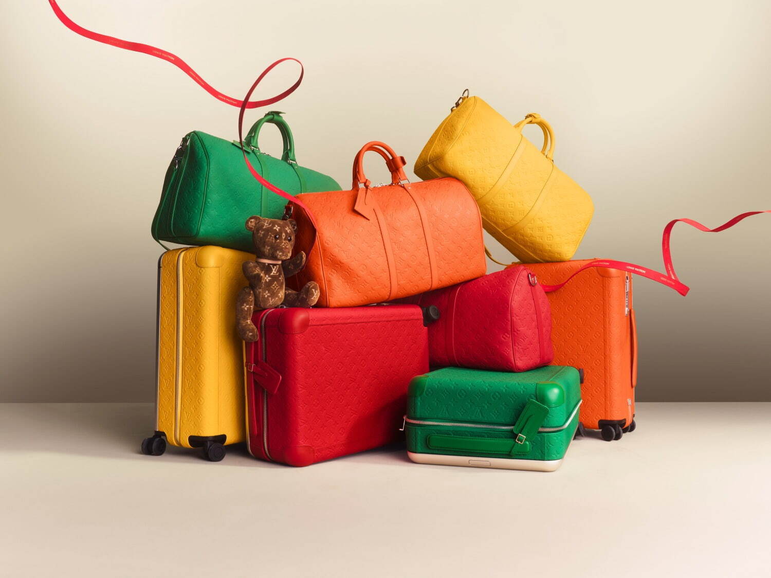 ルイ・ヴィトンより、モノグラムの”カラフル”スーツケースや旅行バッグ