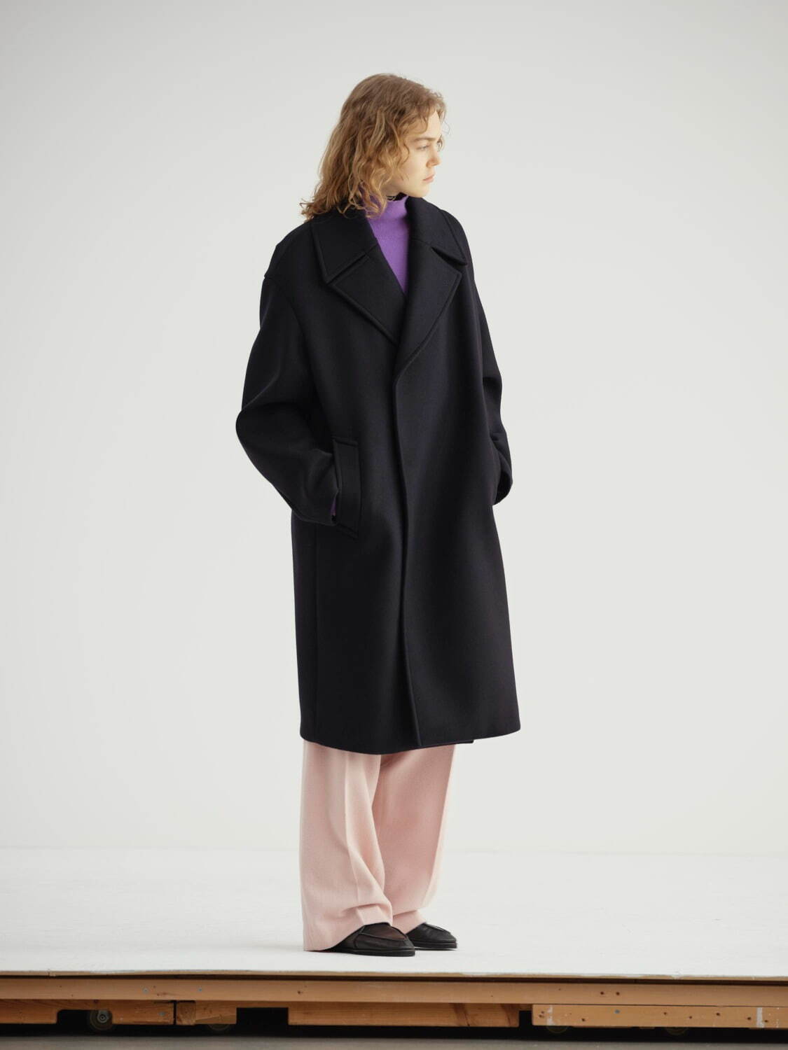 オーラリーの24年秋冬ウィメンズアウター、クラシックなツイードコート