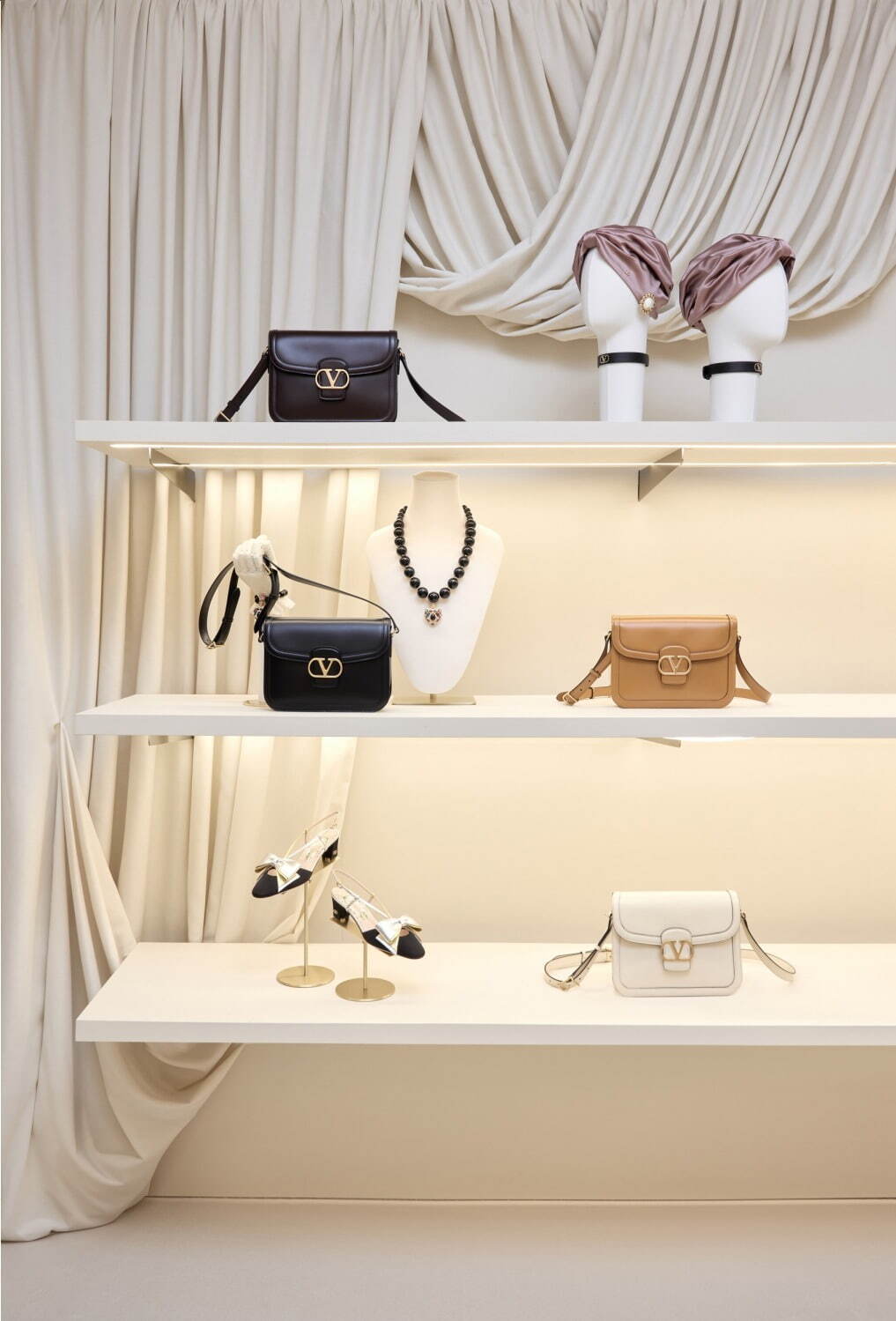 ヴァレンティノ25年春ウィメンズバッグ、植物ジャカードやスエードの“V