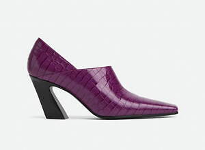 ボッテガ・ヴェネタ24年冬パンプス「ルイス」彫刻的なヒール×スクエア