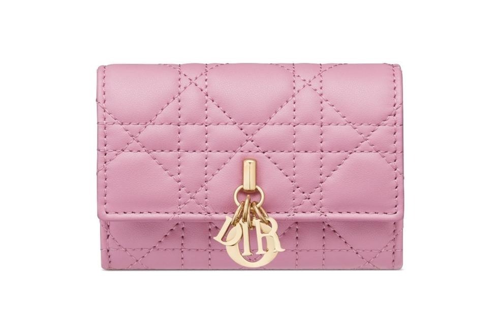 ディオールのウィメンズ財布、花々が彩るレザーミニ財布に輝くD.I.O.R.