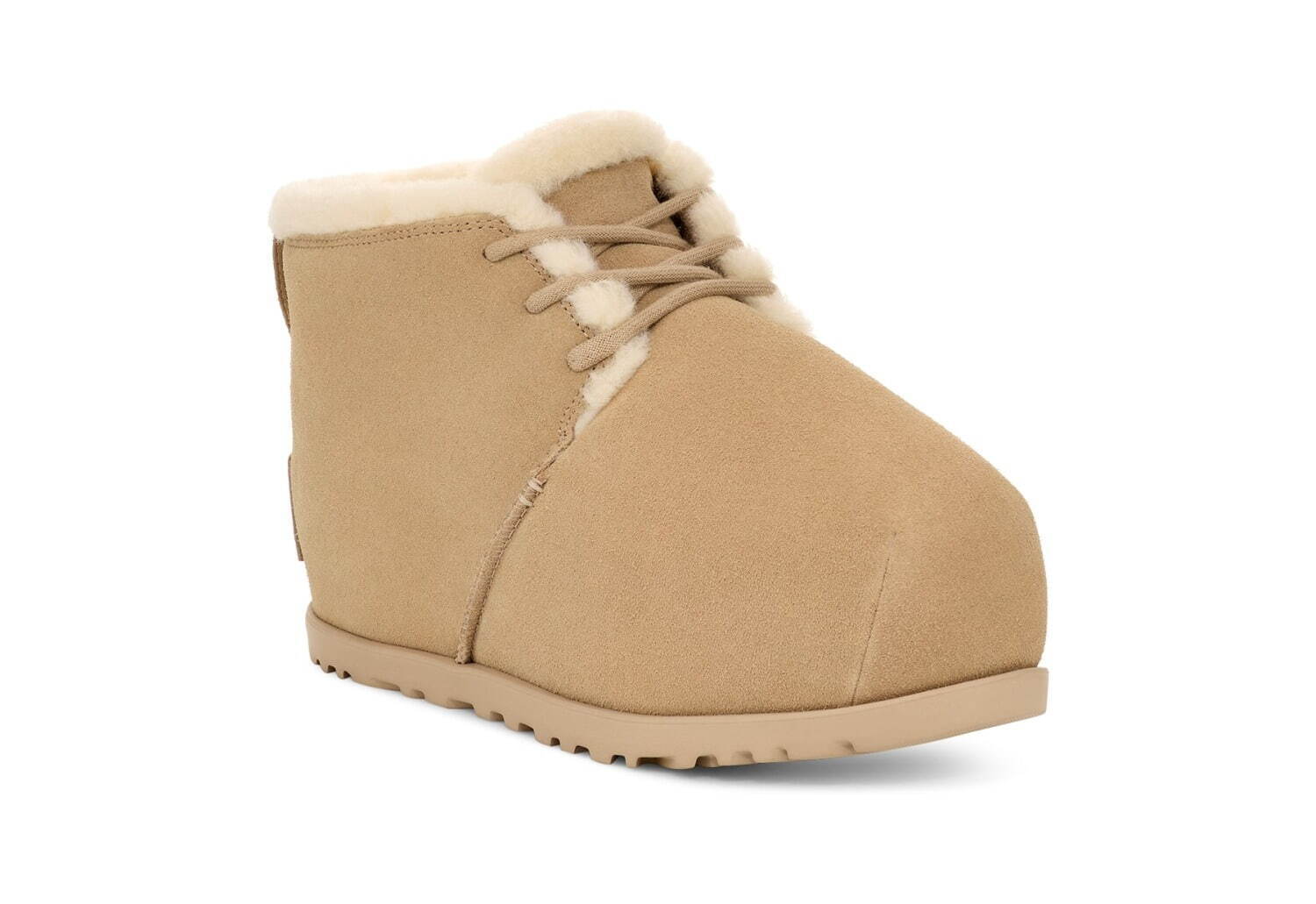 UGG24年冬“スエード×ゴム製ソール”の厚底ブーツ、脚長効果を叶える隠し
