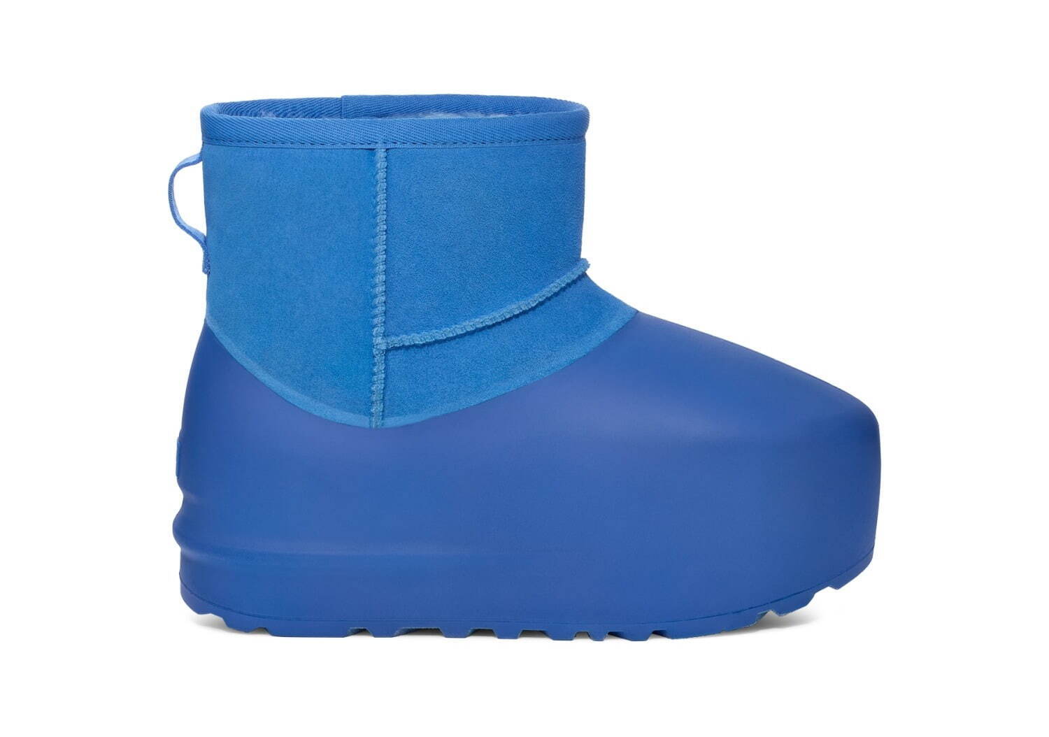 UGG24年冬“スエード×ゴム製ソール”の厚底ブーツ、脚長効果を叶える隠し