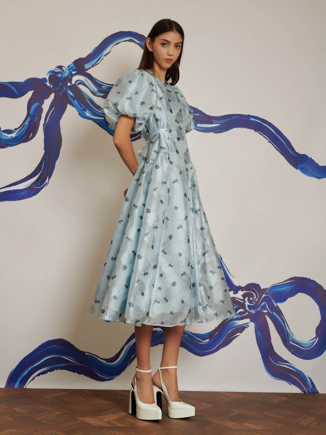 シスタージェーン×ポピー、リボン柄のパフスリーブドレス＆バラの