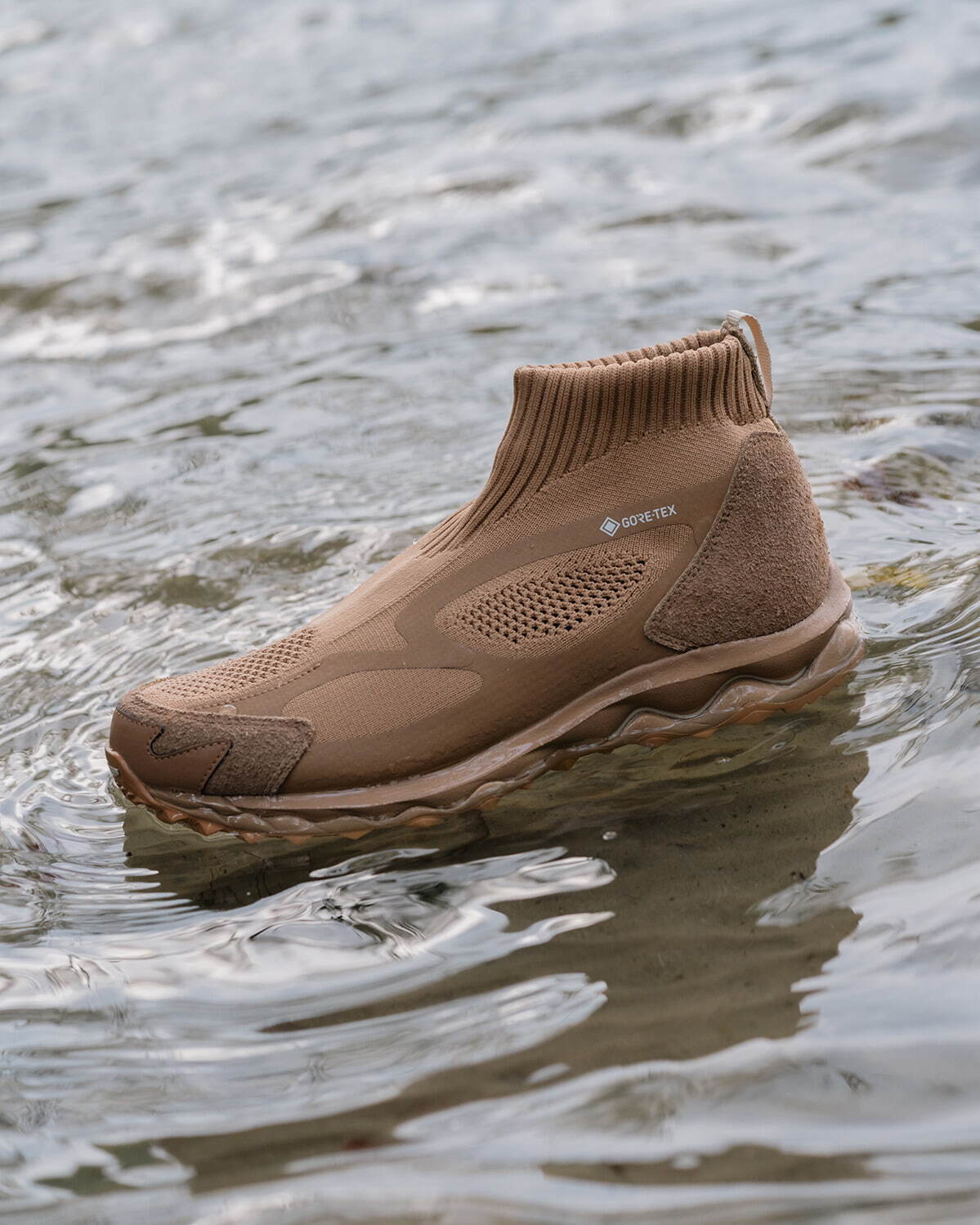 ミズノ×ノンネイティブ“ブーツ着想”ミッドカットスニーカーにオール