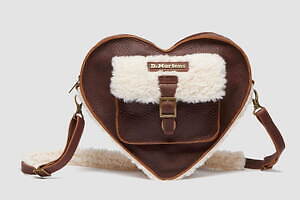 ドクターマーチン「ハート バッグ」もこもこ素材の24年クリスマス仕様