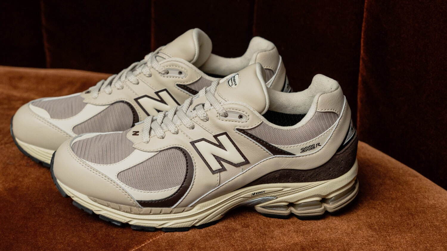 ニューバランスのスニーカー「2002R」淡色アッパー×ゴアテックス搭載