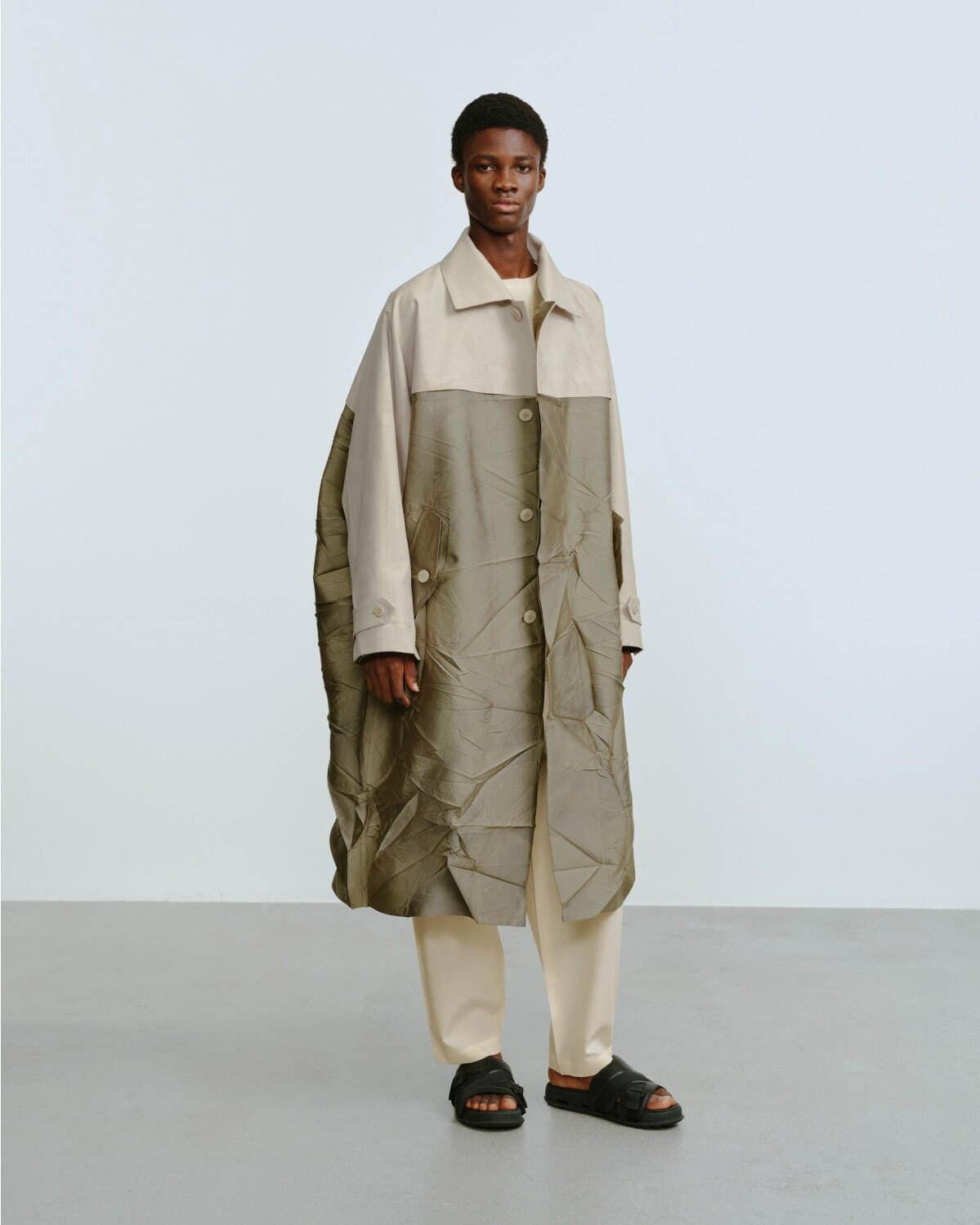 アイム メン 25年春夏、シワ加工を施したメンズコートや“絵画”のような