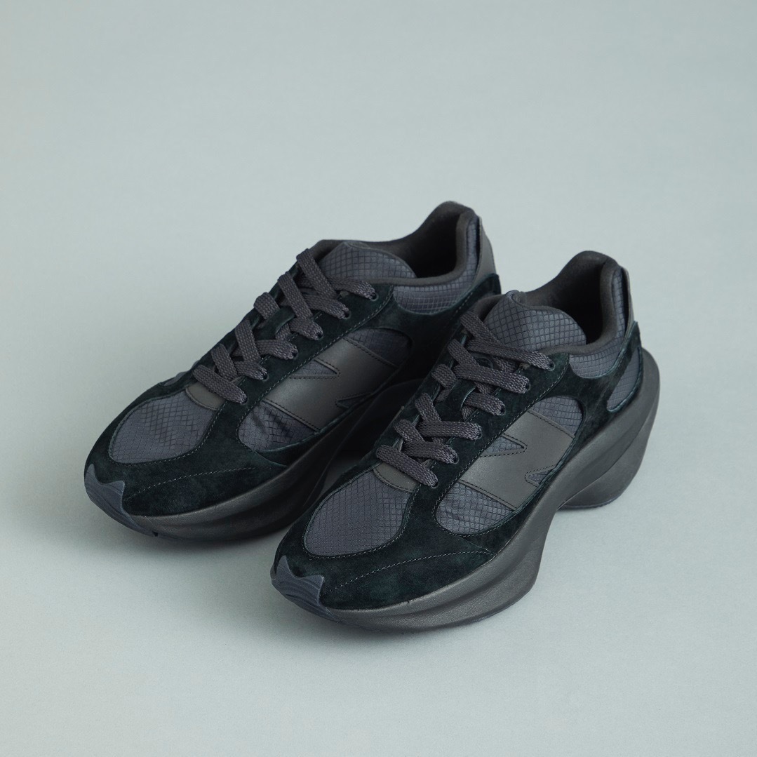 ニューバランス“流線フォルム”のスニーカー「ワープドランナー」ダーク