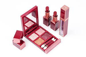 トム フォード ビューティ25年春コスメ、“薔薇の刻印入り”アイシャドウ