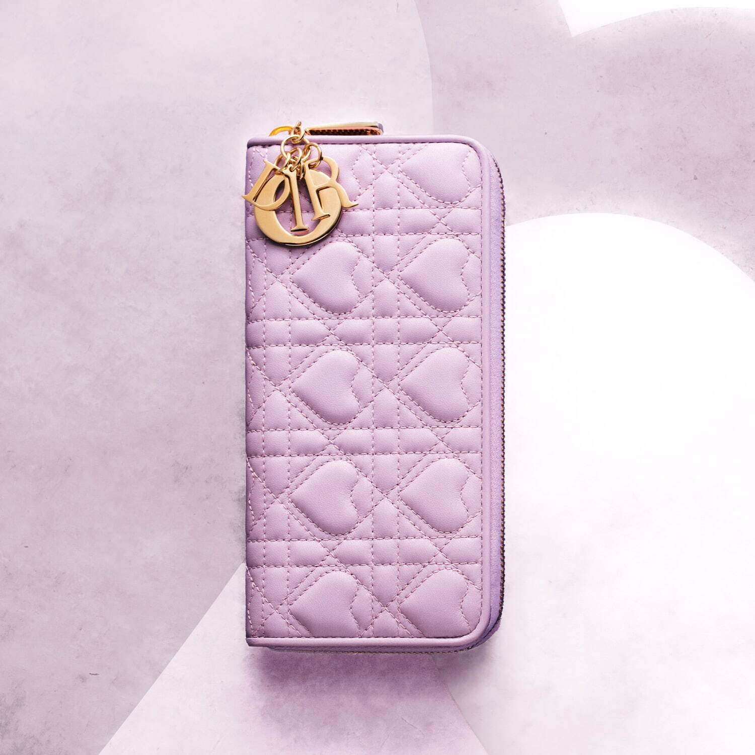 ディオール“幸運を呼ぶハート”の「カナージュ」ステッチ入りミニ財布