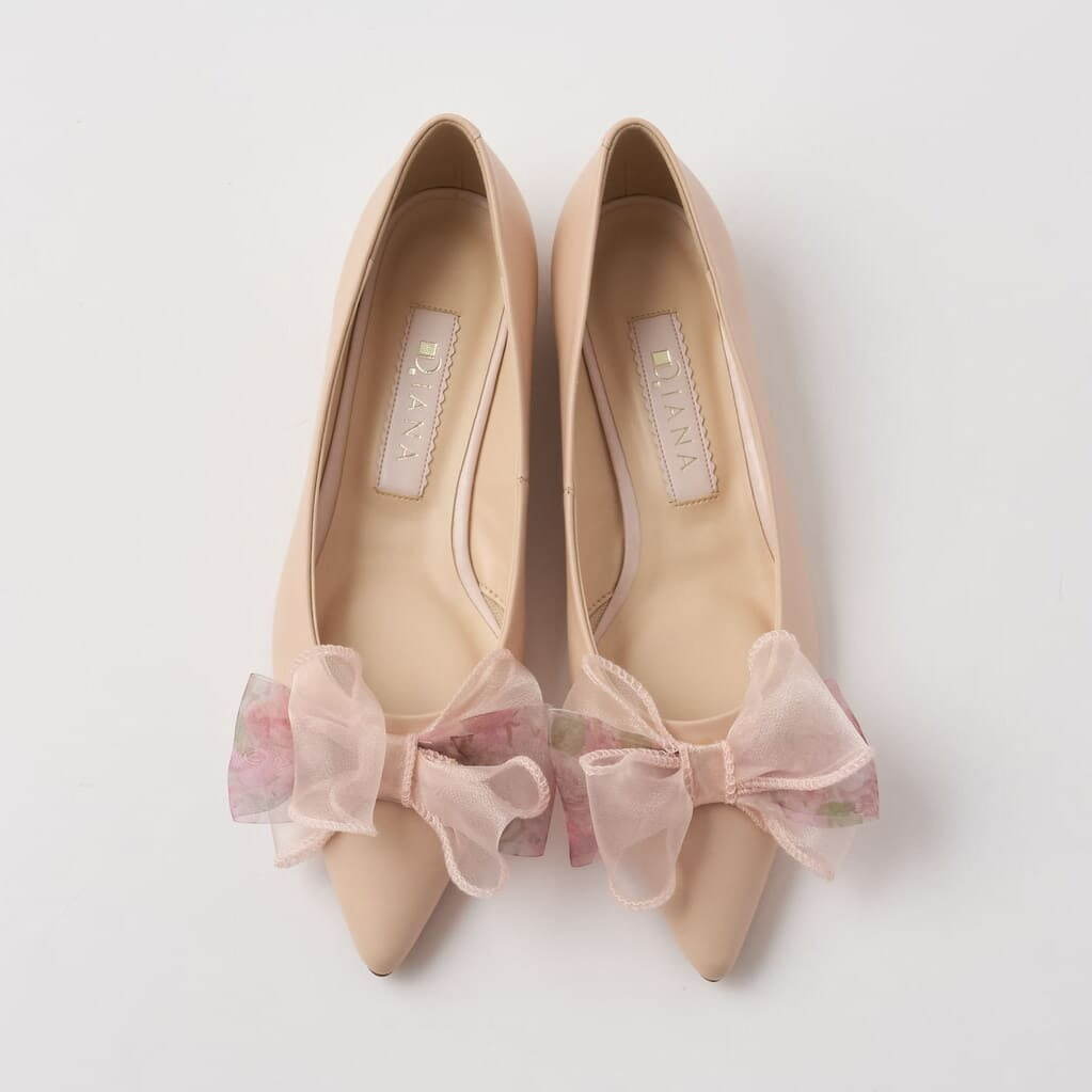 ダイアナ「花束」着想の“パステル花柄”パンプス＆チュールリボンの