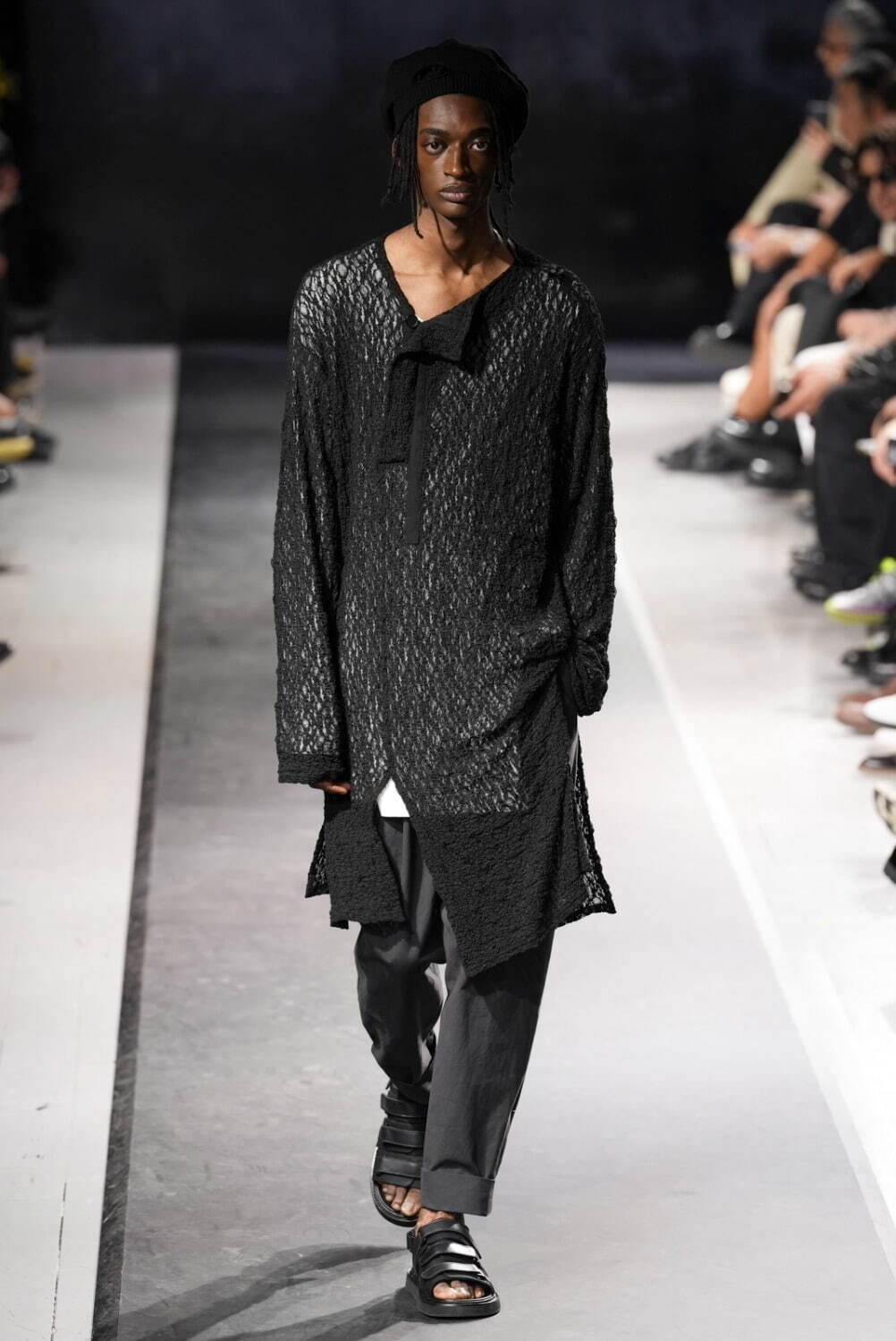 ヨウジヤマモト25年春夏メンズ、花やストリートアートを描くテーラード