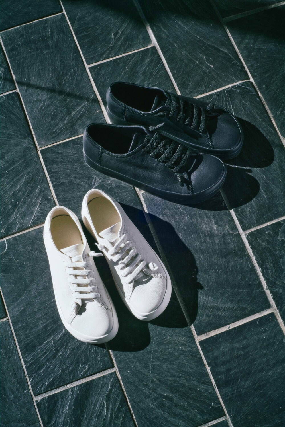 無印良品とカンペールのモノトーンスニーカー、ゴム紐のスリッポン仕様