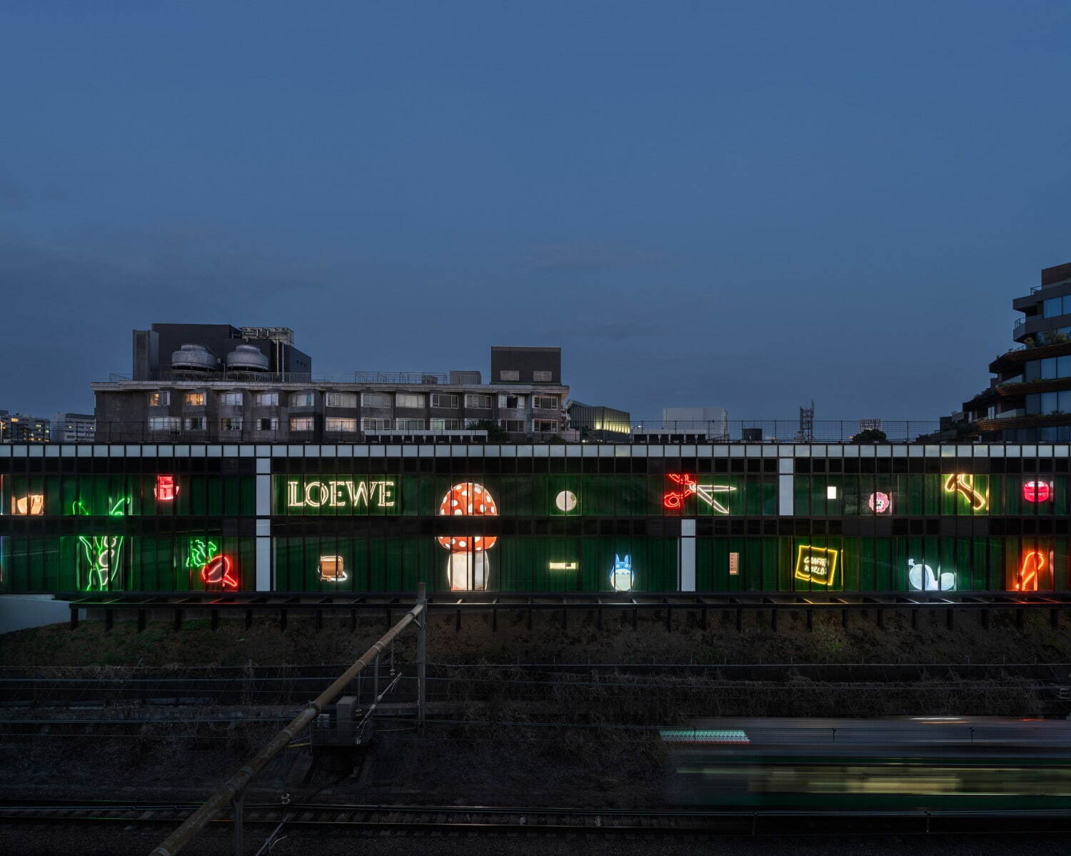 ロエベ初の大型展覧会「ロエベ クラフテッド・ワールド」展が原宿で