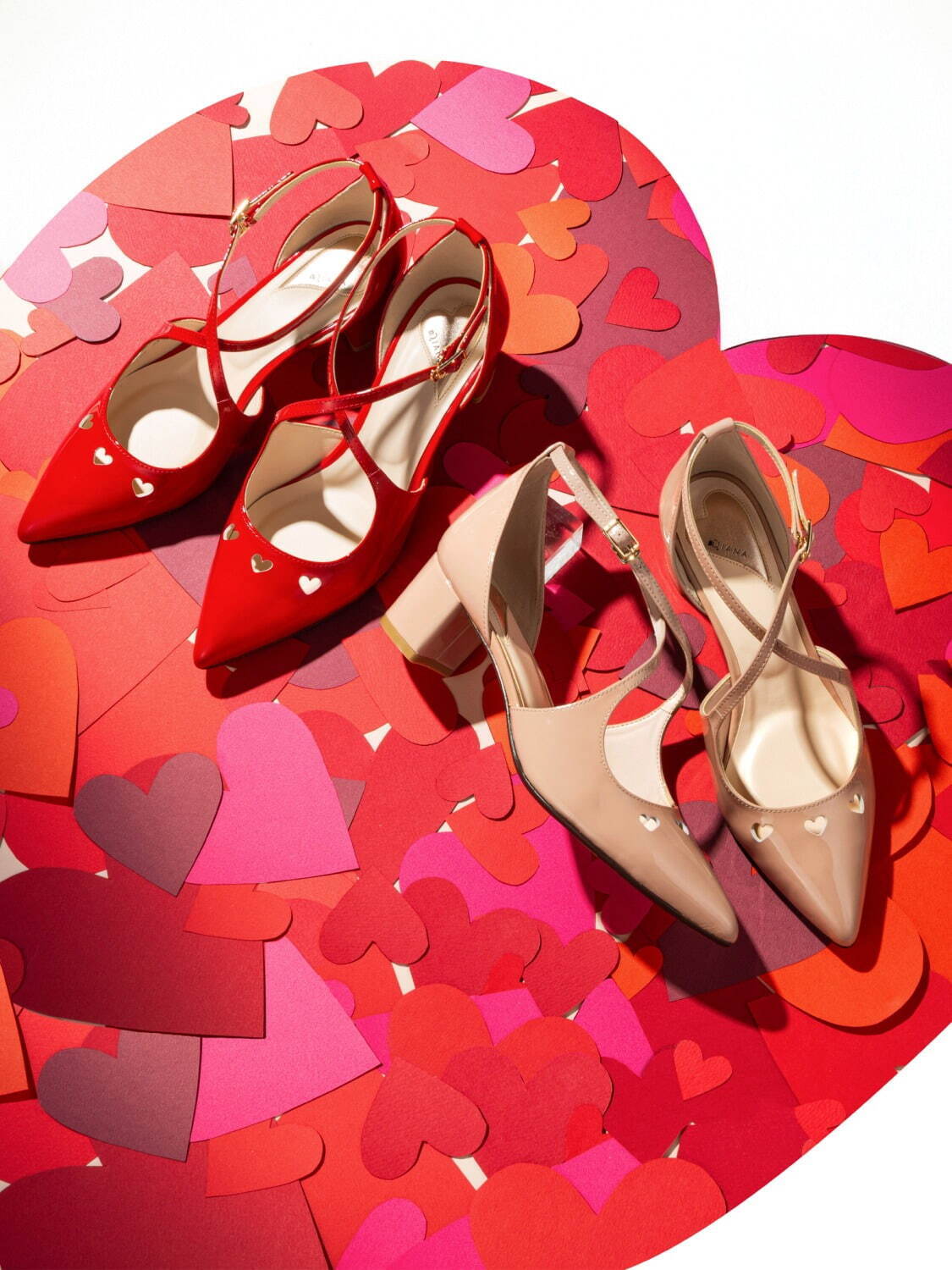 ダイアナ“切り抜きハート”パンプス＆真っ赤なハート柄スニーカーなど25