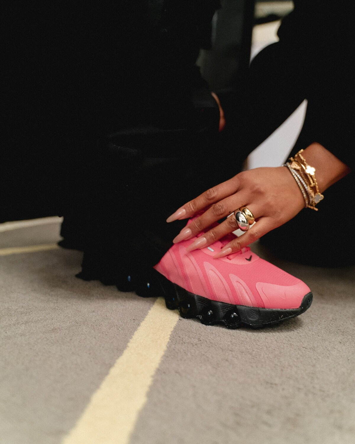 ナイキのスニーカー「エア マックス Dn8」ヴィヴィッドピンクアッパー