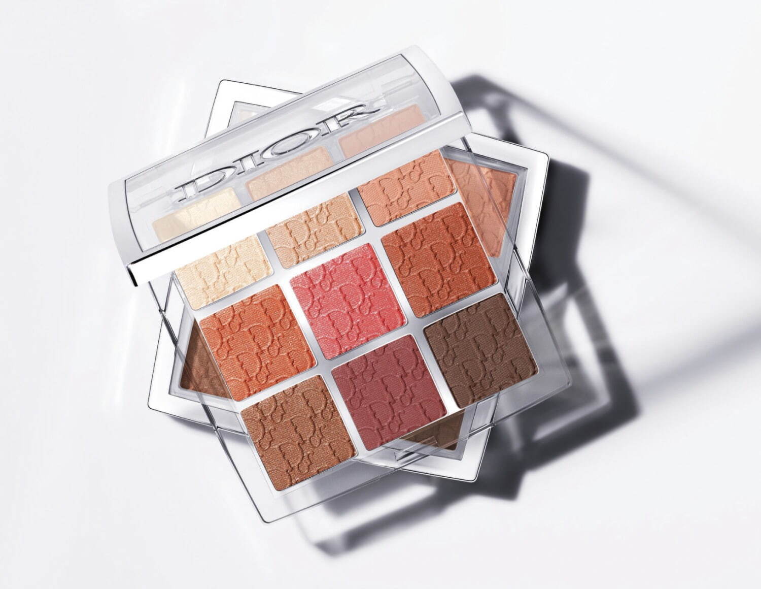 ディオール バックステージ24年夏コスメ、人気の9色アイ パレットに