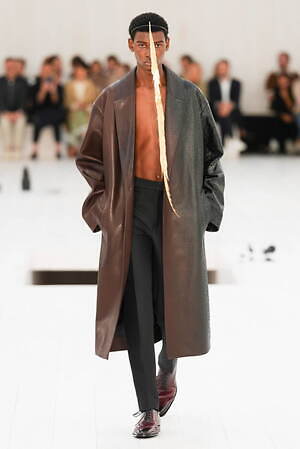 ロエベ 2025年春夏メンズコレクション - シルエットと質感の豊かさの