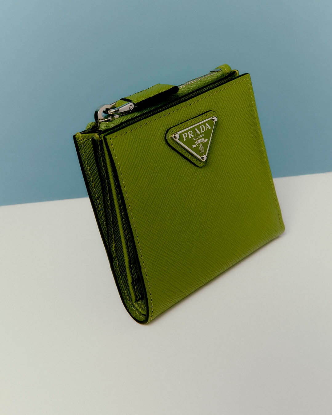 写真9/9｜プラダ“開運”グリーンのメンズ財布、「サフィアーノ」レザー