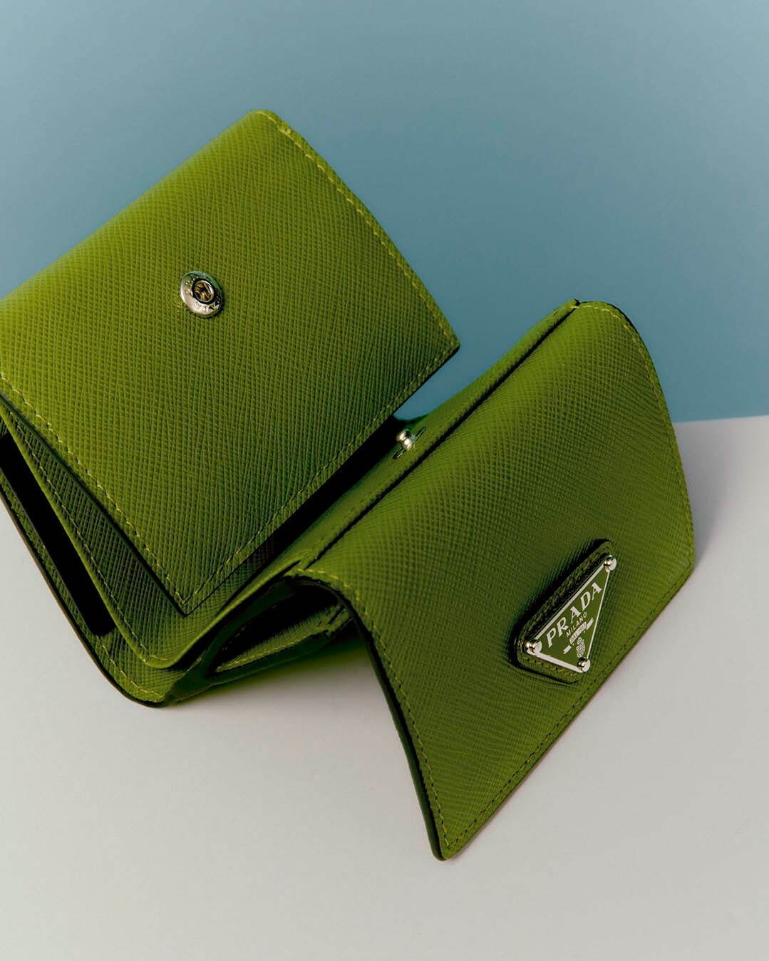 写真5/9｜プラダ“開運”グリーンのメンズ財布、「サフィアーノ」レザー
