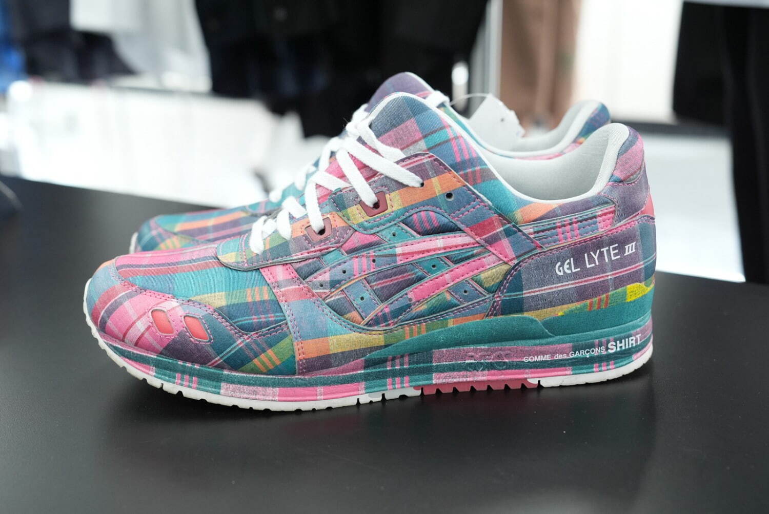 コム デ ギャルソン・シャツ×アシックスの“チェック柄”スニーカー